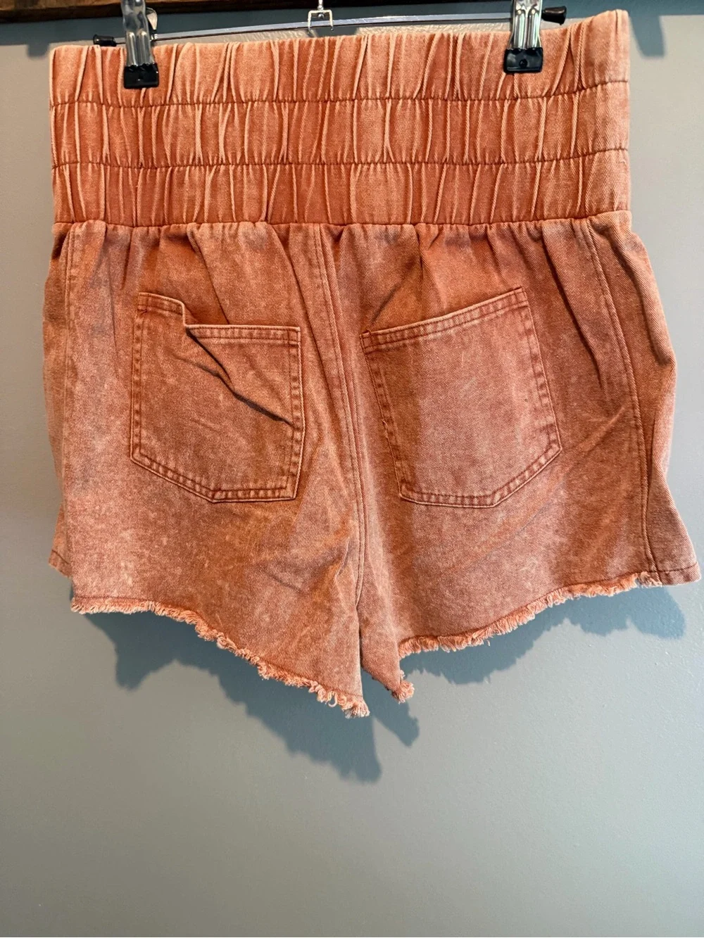 High-Waist Smocked Terra Cotta Women's Shorts with Frayed Hem - Picture 3 of 4